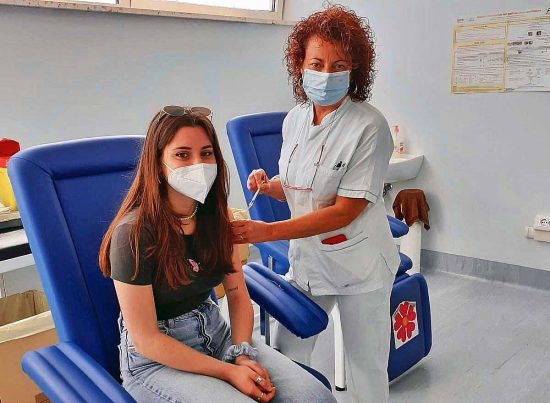 Coronavirus - La vaccinazione di una studentessa maturanda
