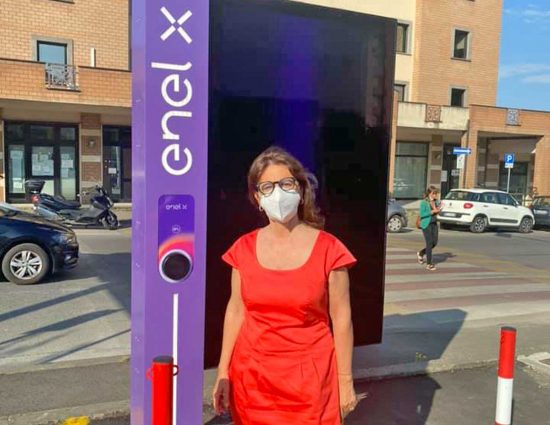 Laura Allegrini di fronte a un punto ricarica