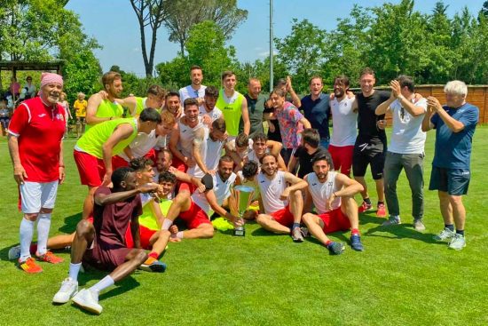 Sport - Calcio - Monterosi - La squadra con la coppa