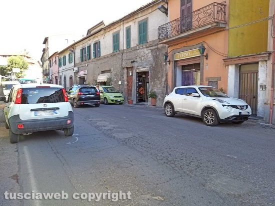 Montefiascone - Il traffico in via Dante Alighieri