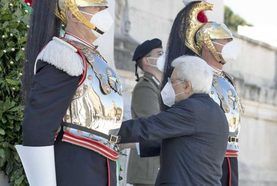 Roma - Il presidente Mattarella depone una corona di fiori al monumento al milite ignoto