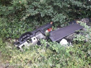 Viterbo - Pezzi di auto in via Edoardo Bordoni