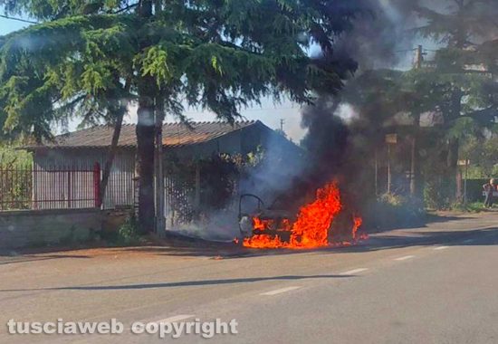 Viterbo - Auto in fiamme sulla Teverina