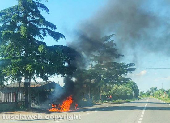 Viterbo - Auto in fiamme sulla Teverina