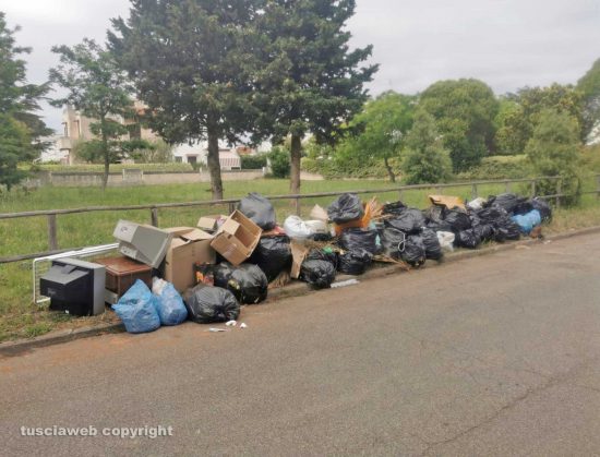 Montalto di Castro - Rifiuti abbandonati in strada