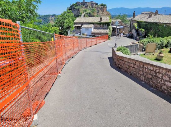 Civita di Bagnoregio - I lavori per il restringimento della carreggiata