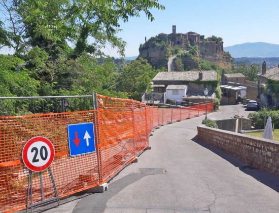 Civita di Bagnoregio - I lavori per il restringimento della carreggiata