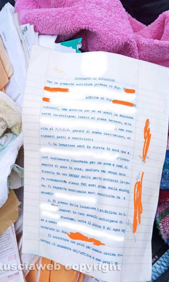 Viterbo - Documenti presso la discarica all'isola ecologica di strada Signorino