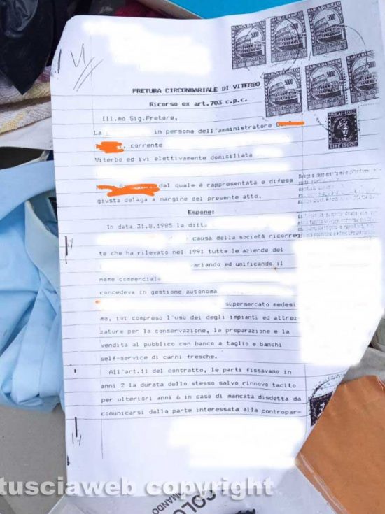 Viterbo - Documenti presso la discarica all'isola ecologica di strada Signorino