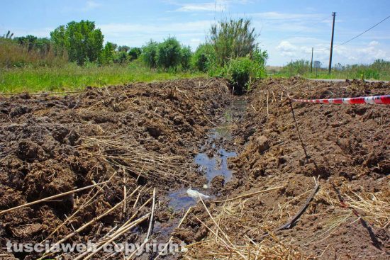 Viterbo - Castel d'Asso - La voragine provocata dall'incidente che ha causato la morte di un ragazzo di 29 anni