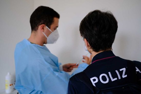 Terni - Polizia, esercito e carabinieri in campo per vaccinare contro il Covid