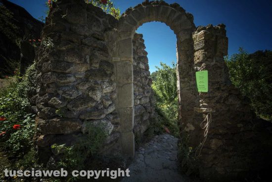 Blera - L'ingresso del giardino della rupe