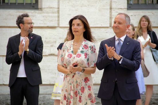 Carlo Chatrian (sx, direttore artistico della Berlinale) con l’Ambasciatore d’Italia a Berlino Armando Varricchio e consorte (dx