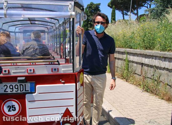 Viterbo - L'assessore De Carolis aggrappato al trenino turistico