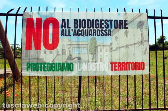 Viterbo - I cartelli lungo la Teverina che invitano ad opporsi al biodigestore