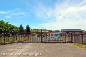 Viterbo - I cartelli lungo la Teverina che invitano ad opporsi al biodigestore