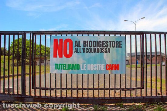 Viterbo - I cartelli lungo la Teverina che invitano ad opporsi al biodigestore