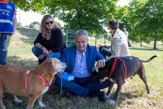 Il sindaco Arena all'inaugurazione dell'area sgambamento cani