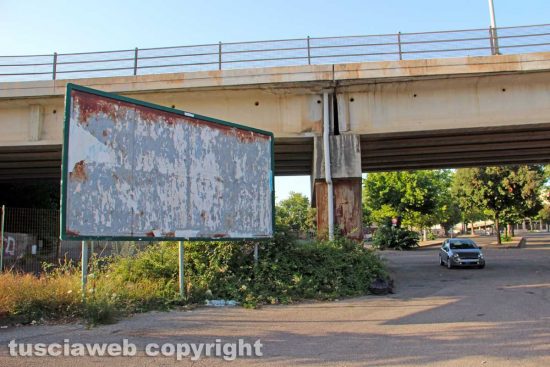 Viterbo - Il degrado dell'area della fermata dei bus al Riello