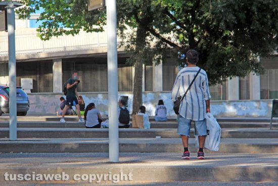 Viterbo - Persone in attesa alla fermata dei bus Cotral al Riello