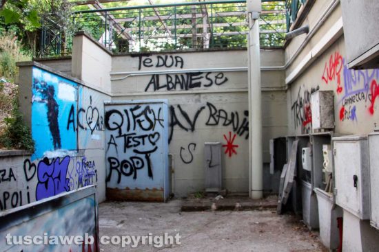 Viterbo - Il degrado dell'area della fermata dei bus al Riello