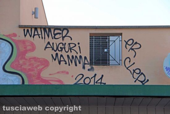 Viterbo - Il degrado dell'area della fermata dei bus al Riello
