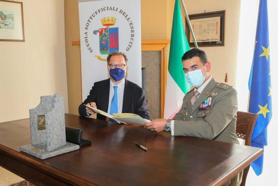Il prof. Ubertini e il generale di brigata Stefano Scanu durante la firma della convenzione