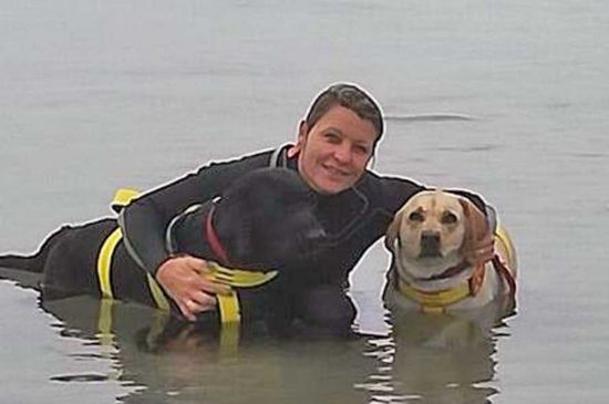 Mitiana Cruciani  con i cani da salvataggio