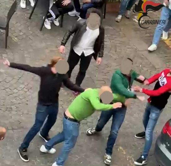 Viterbo - Carabinieri - Le immagini della rissa a piazza del Comune