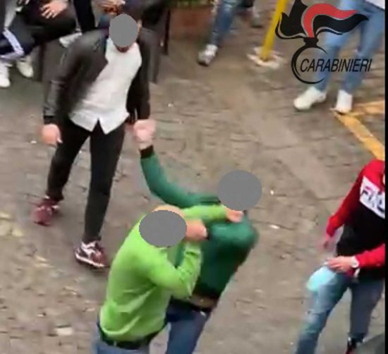 Viterbo - Carabinieri - Le immagini della rissa a piazza del Comune