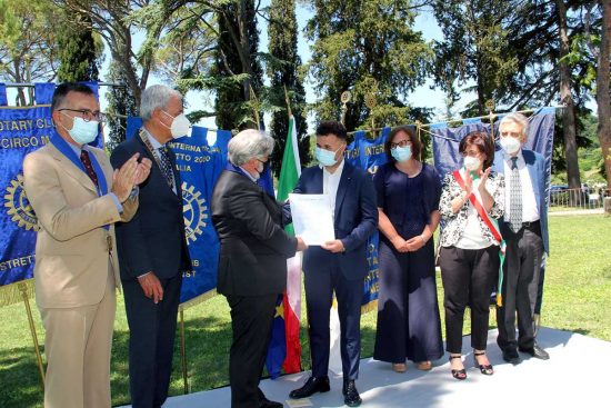Consegnate delle borse di studio assegnate ai figli di caduti per Covid