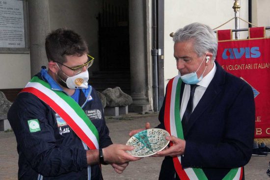 Uno dei ragazzi di "Con-Tatto" e il sindaco Giovanni Arena