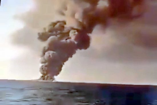 L'incendio sulla nave nel golfo di Oman