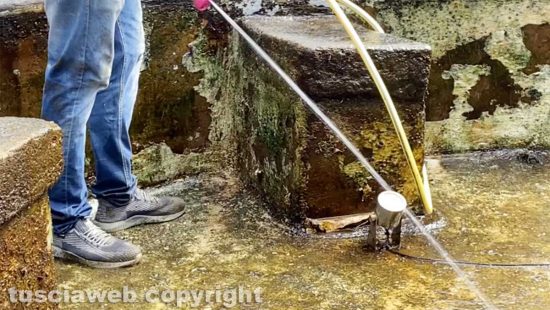 Viterbo - La pulizia della fontana di Pianoscarano