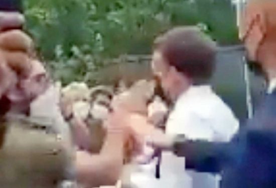 Il presidente francese Emmanuel Macron aggredito con uno schiaffo
