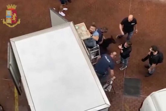 Napoli - La cocaina nascosta nel furgone frigo