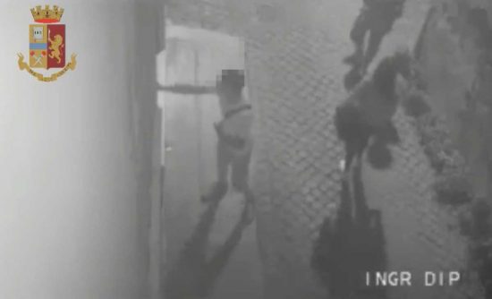 Viterbo - Scritte sul muro contro le forze dell'ordine