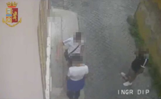 Viterbo - Scritte sul muro contro le forze dell'ordine