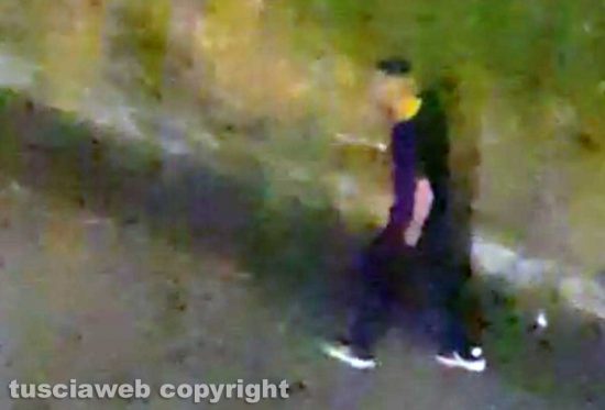 Viterbo - Uomo brandisce un coltello al Sacrario