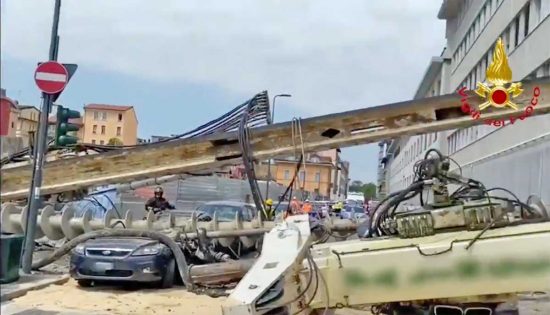 Milano - Crolla la trivella di un cantiere su un palazzo