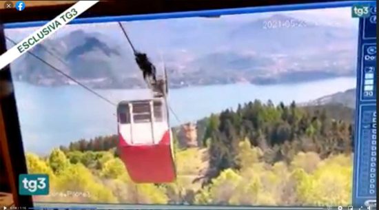 Stresa - La tragedia della funivia ripresa dalle telecamere di sorveglianza.