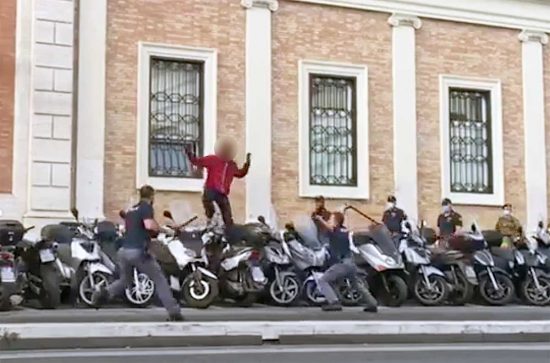 Roma - Gira armato di coltello, poliziotto spara e lo ferisce