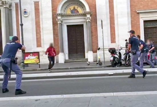 Roma - Gira armato di coltello, poliziotto spara e lo ferisce