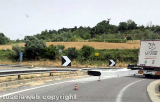 Camion perde il carico sulla Sp 151 