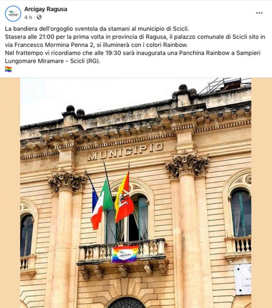 Il post di Arcigay Ragusa che fa vedere la bandiera arcobaleno sulla facciata del municipio
