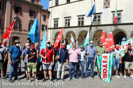 Viterbo - La manifestazione sindacale in piazza del plebiscito
