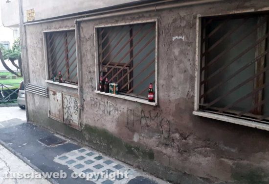 Viterbo - Bottiglie e lattine di birra abbandonate nella zona del Sacrario