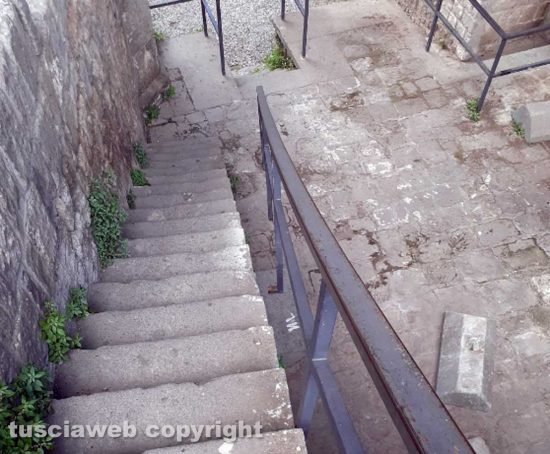 Viterbo - Il corrimano delle scalette di piazza San Lorenzo staccato