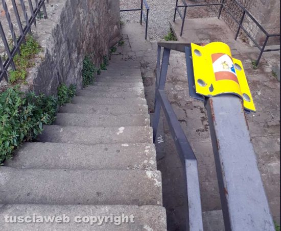 Viterbo - Il corrimano delle scalette di piazza San Lorenzo staccato