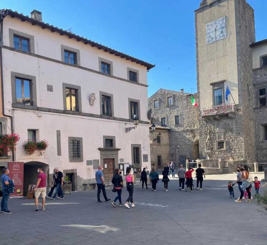 Vitorchiano - Turisti in piazza